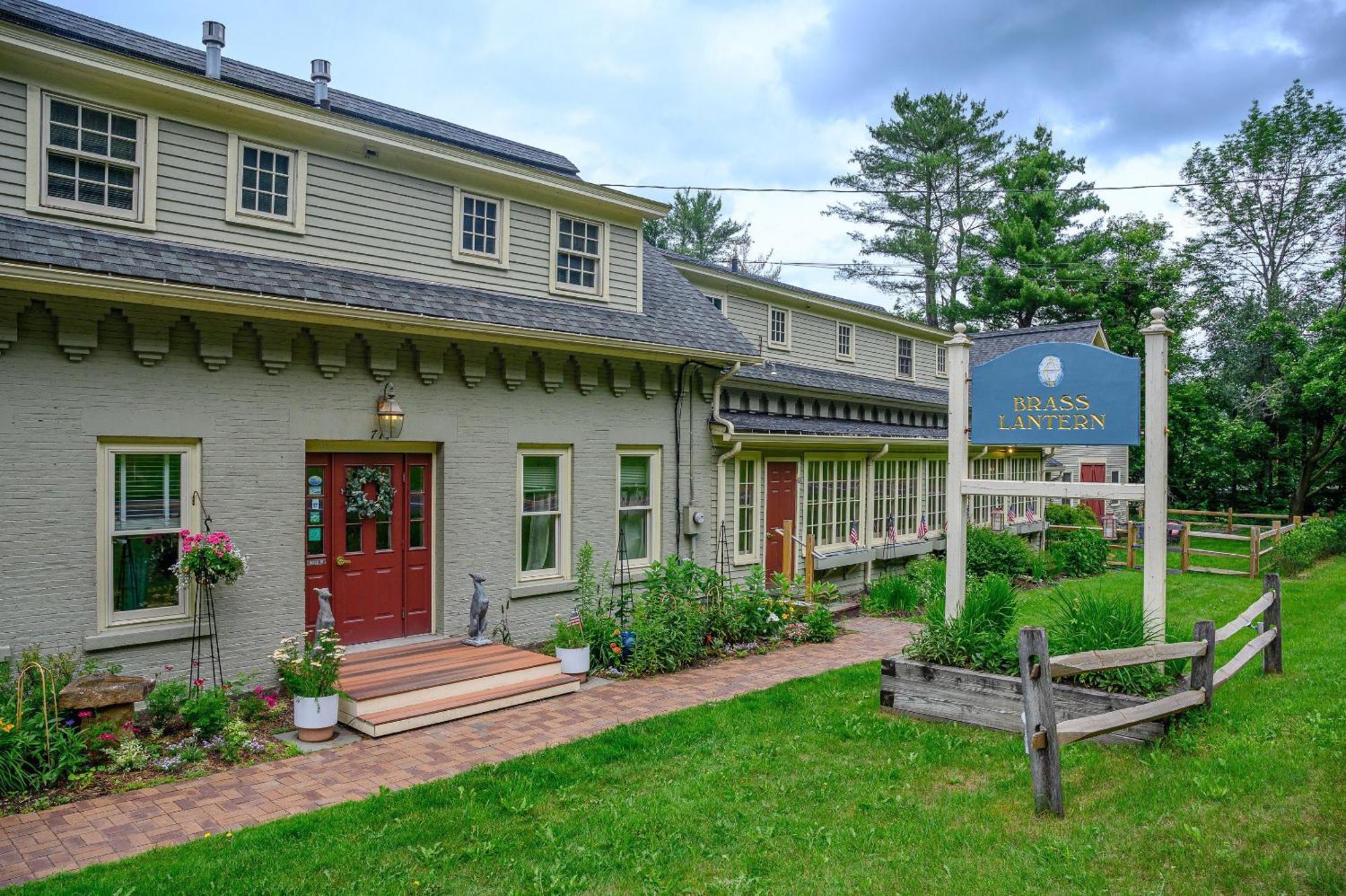 Brass Lantern Inn Стоу Экстерьер фото