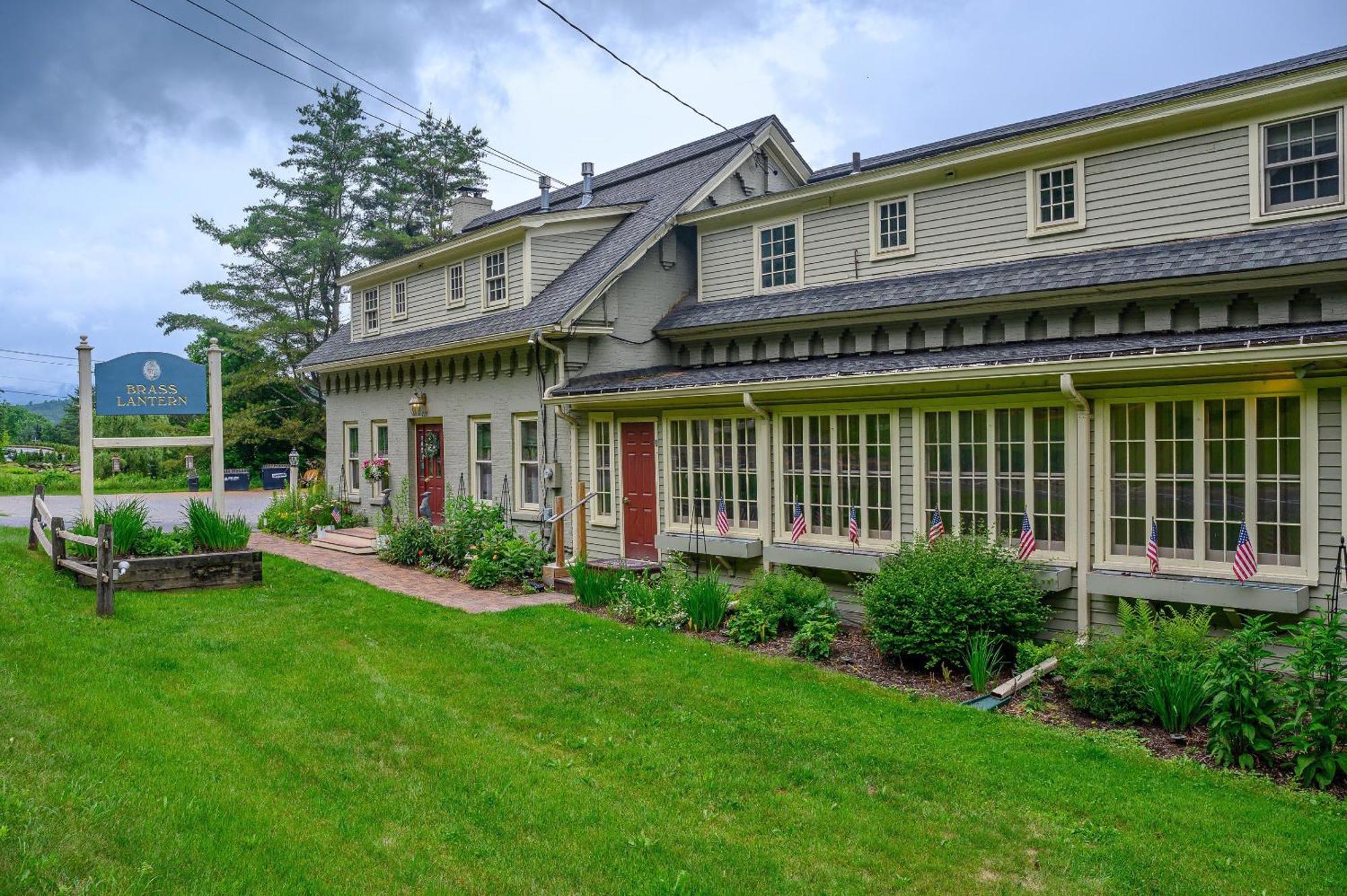 Brass Lantern Inn Стоу Экстерьер фото