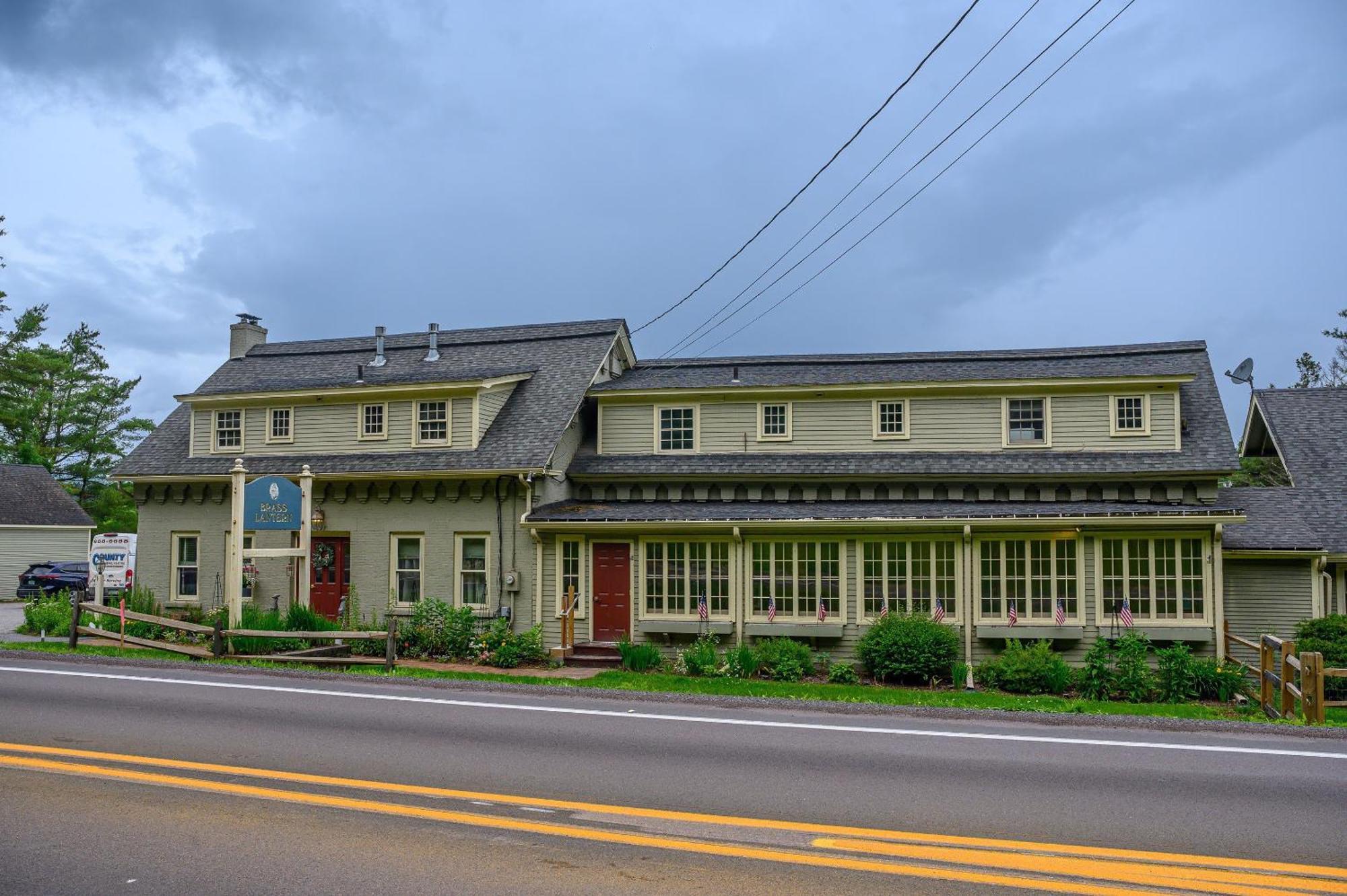 Brass Lantern Inn Стоу Экстерьер фото