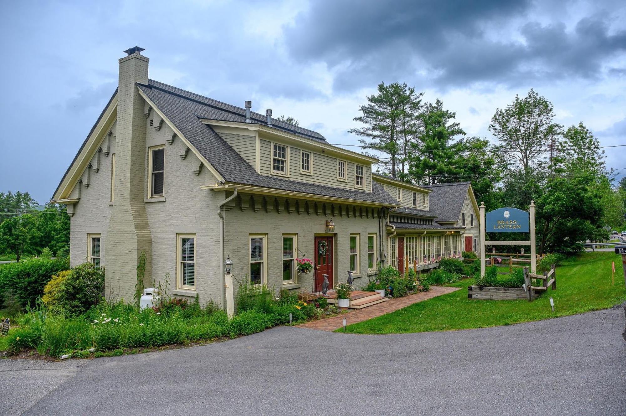 Brass Lantern Inn Стоу Экстерьер фото