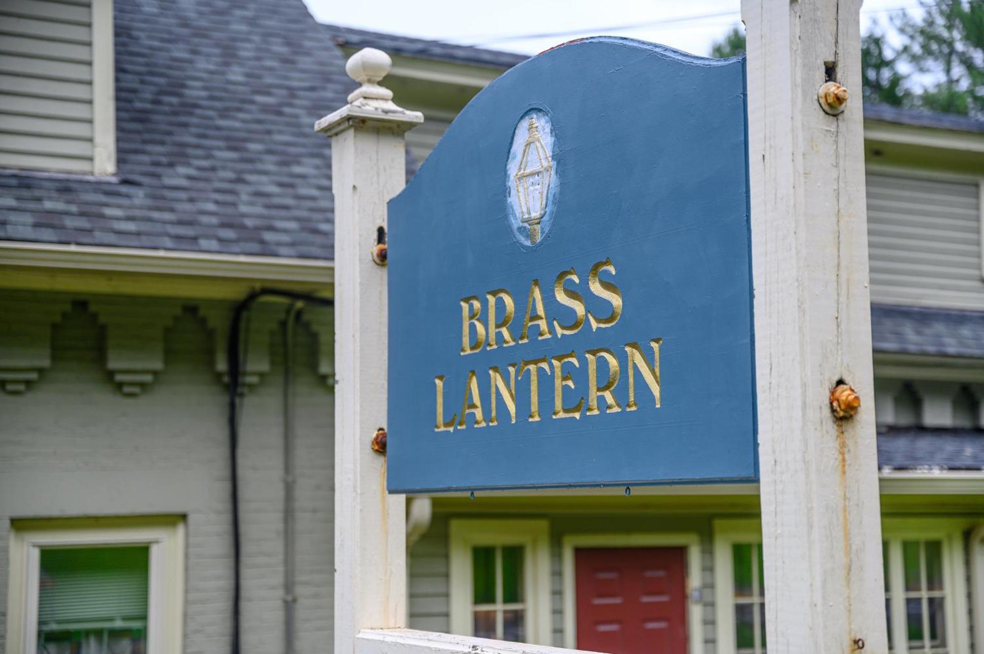 Brass Lantern Inn Стоу Экстерьер фото