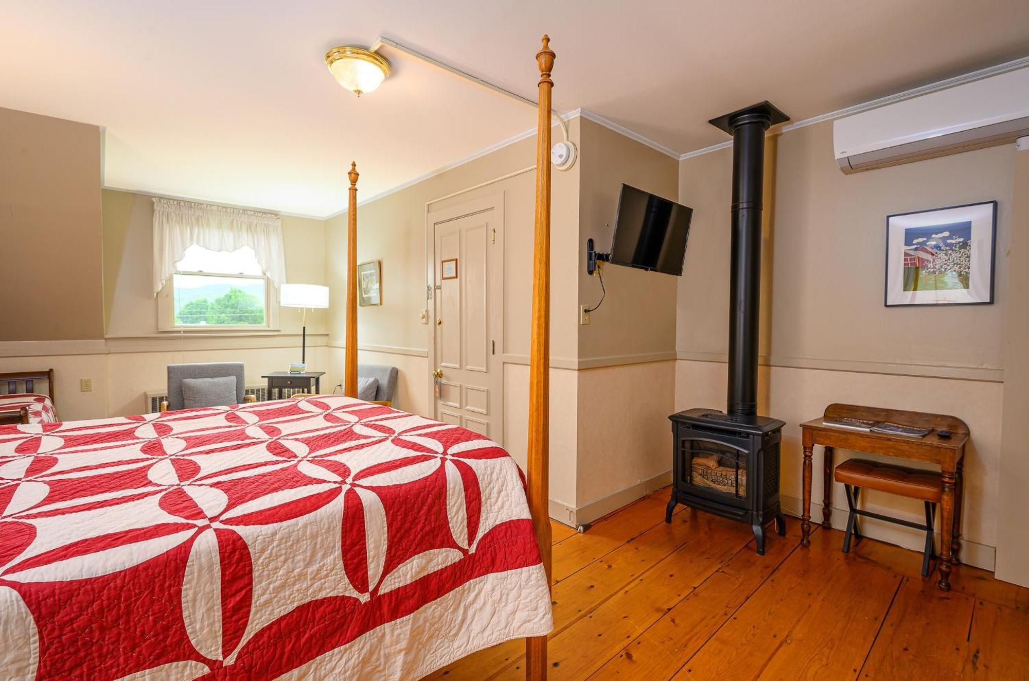 Brass Lantern Inn Стоу Экстерьер фото
