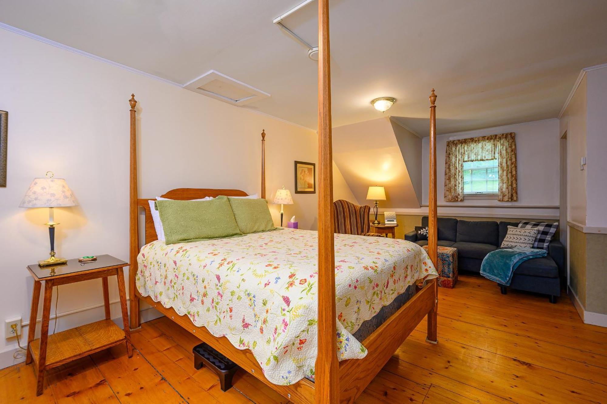 Brass Lantern Inn Стоу Экстерьер фото